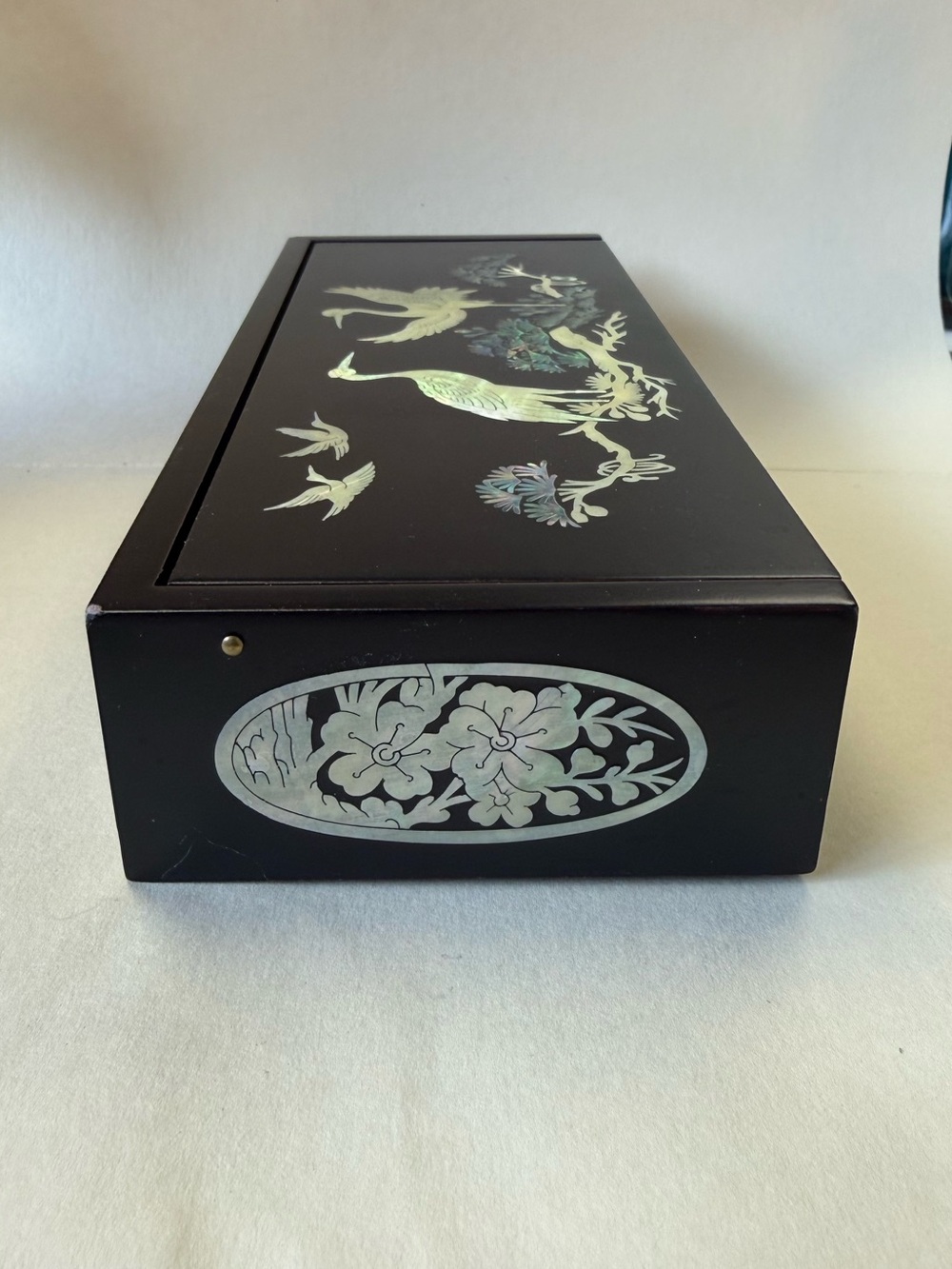Vintage Korean Lacquerware Trinket Box with Mother-of-Pearl Cranes Inlay. - Picture 2 of 14